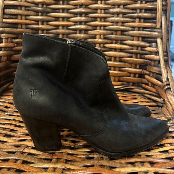 FRYE Womens Jennifer Bootie
Leather Pointed Toe Ankle Zip
Boots Black Sz 6.5 - Picture 3 of 15